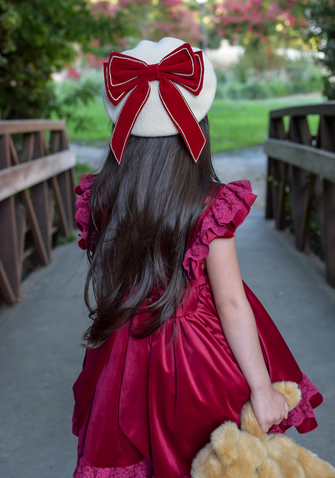 Contrast bow beret