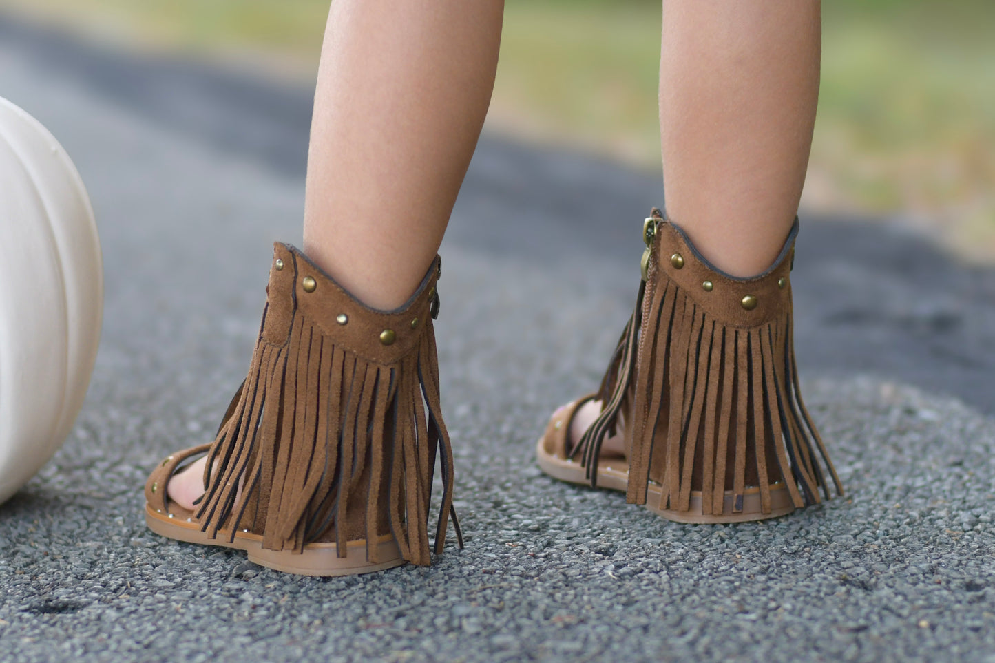 Saddle Fringe rivet sandals